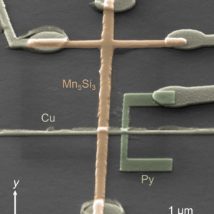 Imagen de microscopía electrónica de uno de los nanodispositivos utilizados en el estudio. El dispositivo integra un altermagneto de Mn₅Si₃ para generar corrientes de espín —corrientes que transportan información magnética— y detectarlas eléctricamente.
